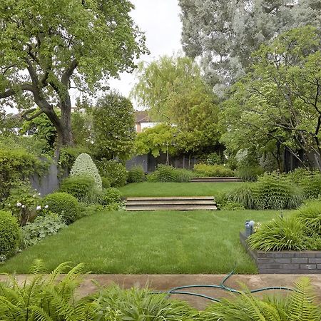 Unwind In Style 2Br With Cozy Backyard For Groups Apartment Лондон Екстериор снимка