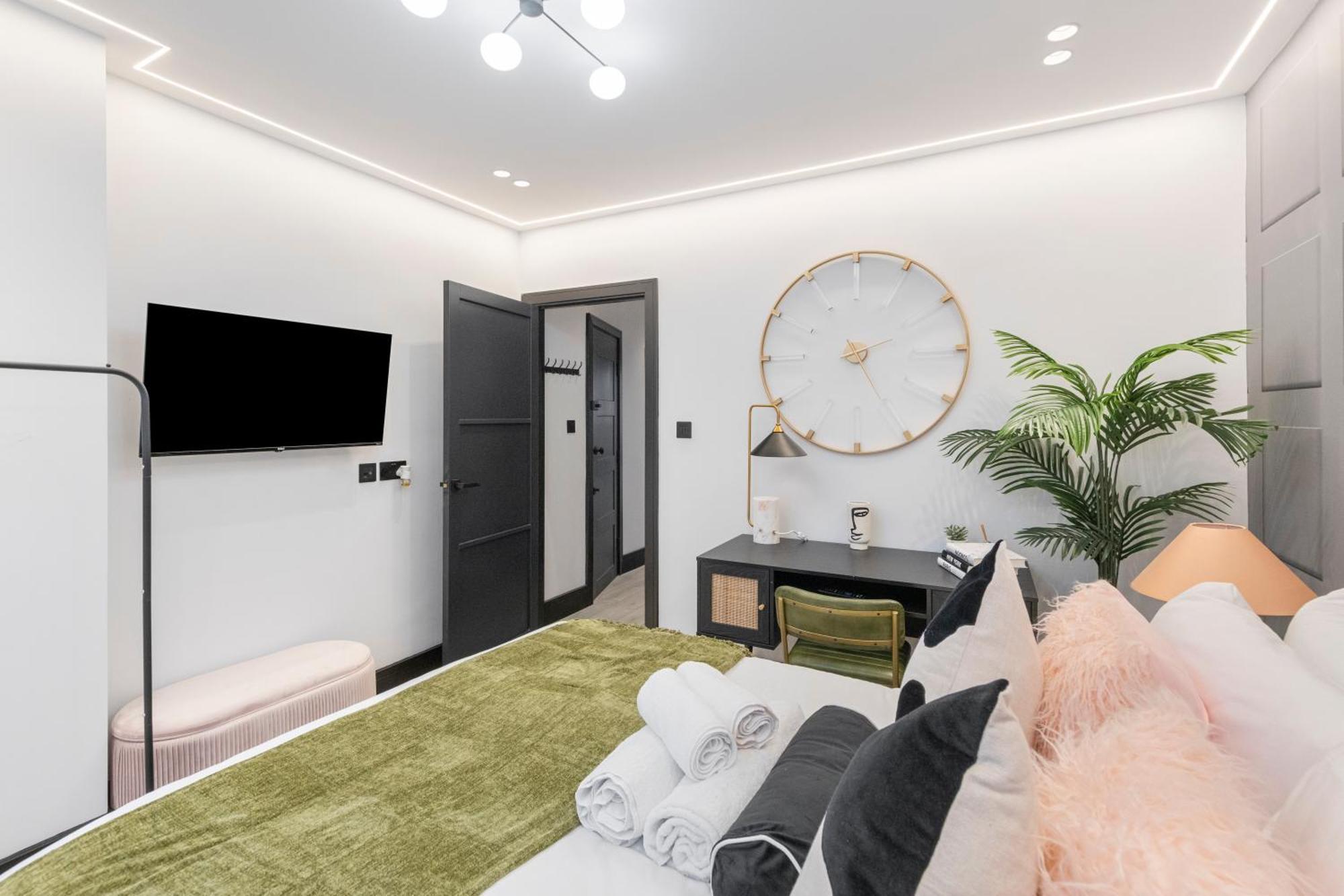 Unwind In Style 2Br With Cozy Backyard For Groups Apartment Лондон Екстериор снимка