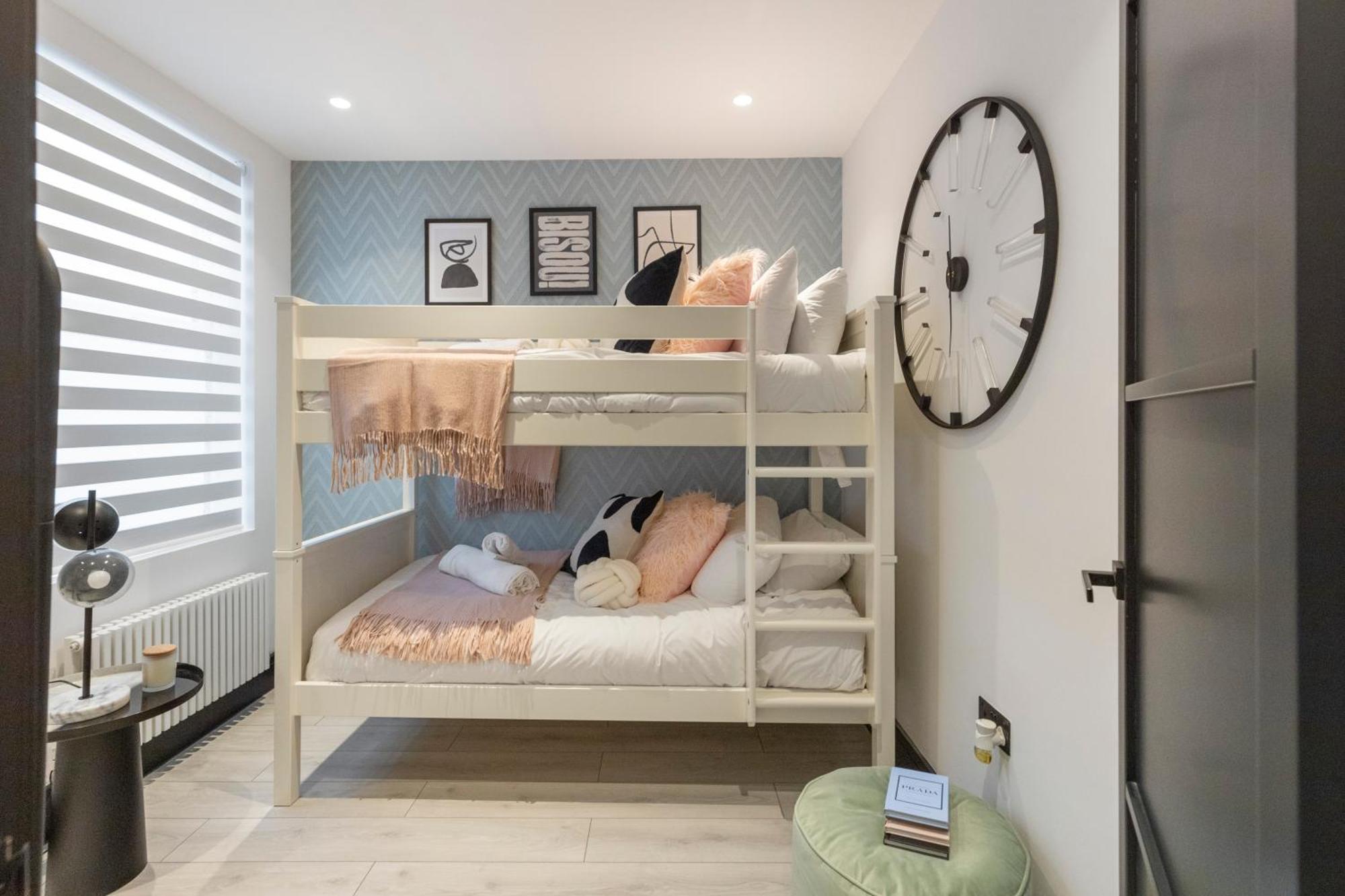 Unwind In Style 2Br With Cozy Backyard For Groups Apartment Лондон Екстериор снимка
