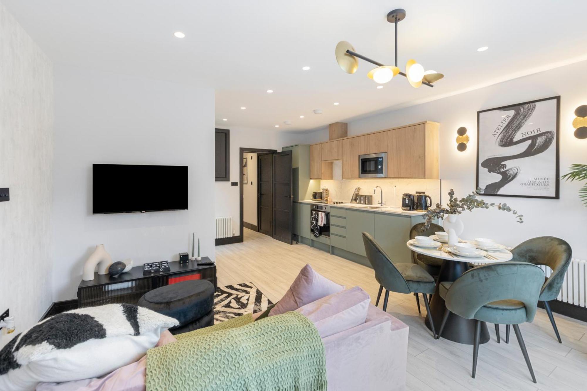 Unwind In Style 2Br With Cozy Backyard For Groups Apartment Лондон Екстериор снимка