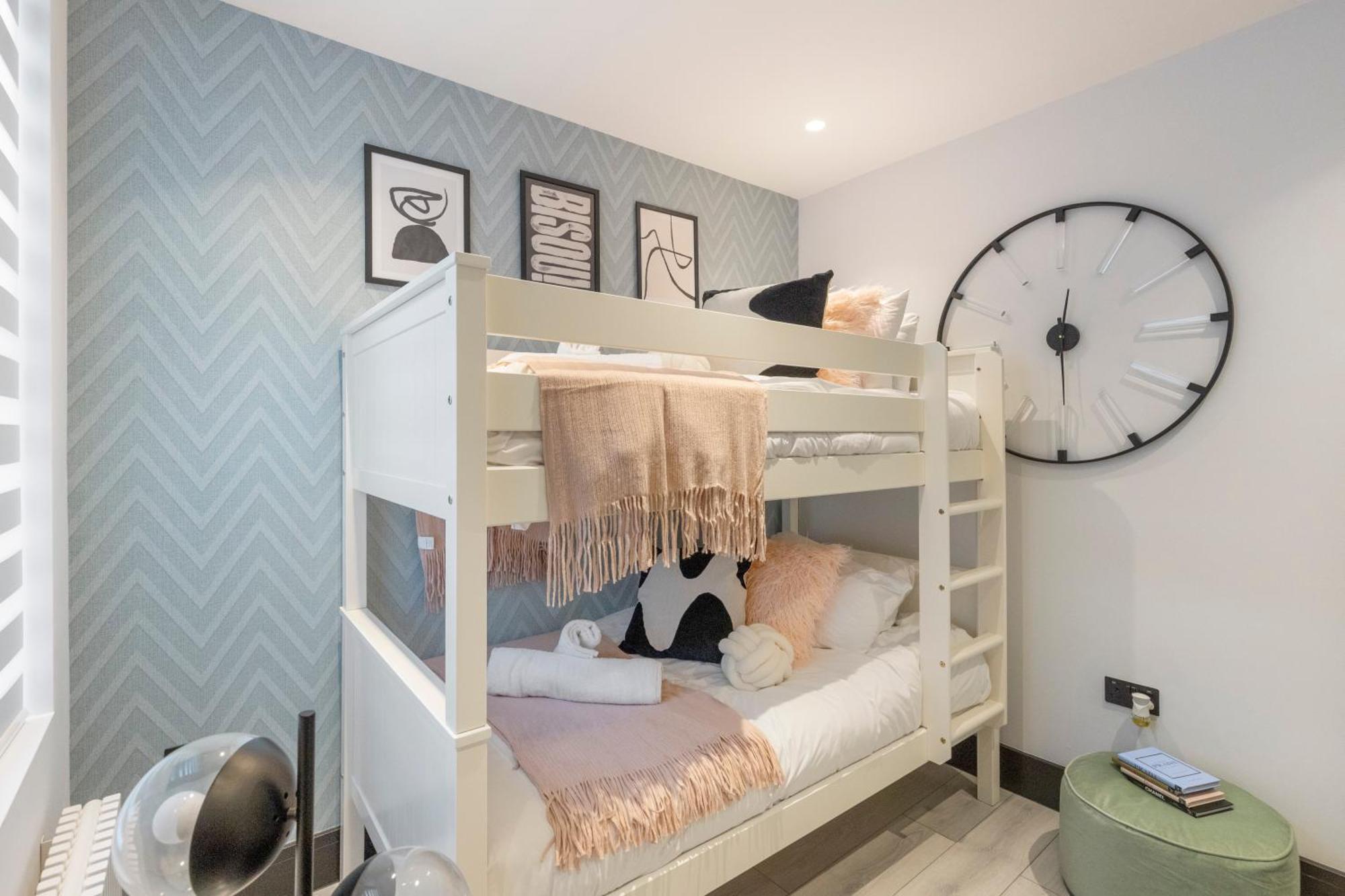 Unwind In Style 2Br With Cozy Backyard For Groups Apartment Лондон Екстериор снимка