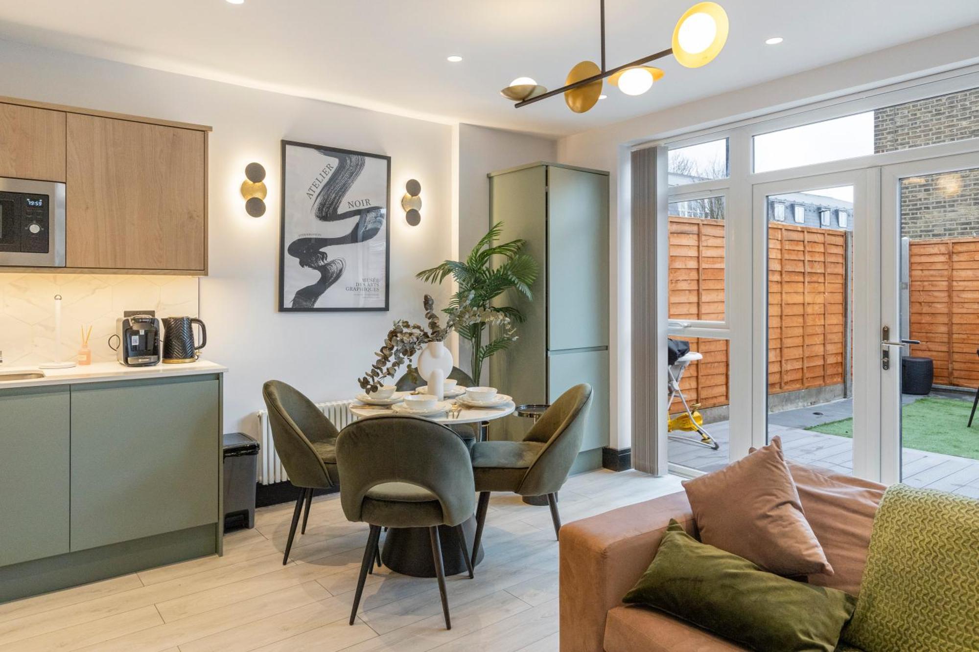 Unwind In Style 2Br With Cozy Backyard For Groups Apartment Лондон Екстериор снимка