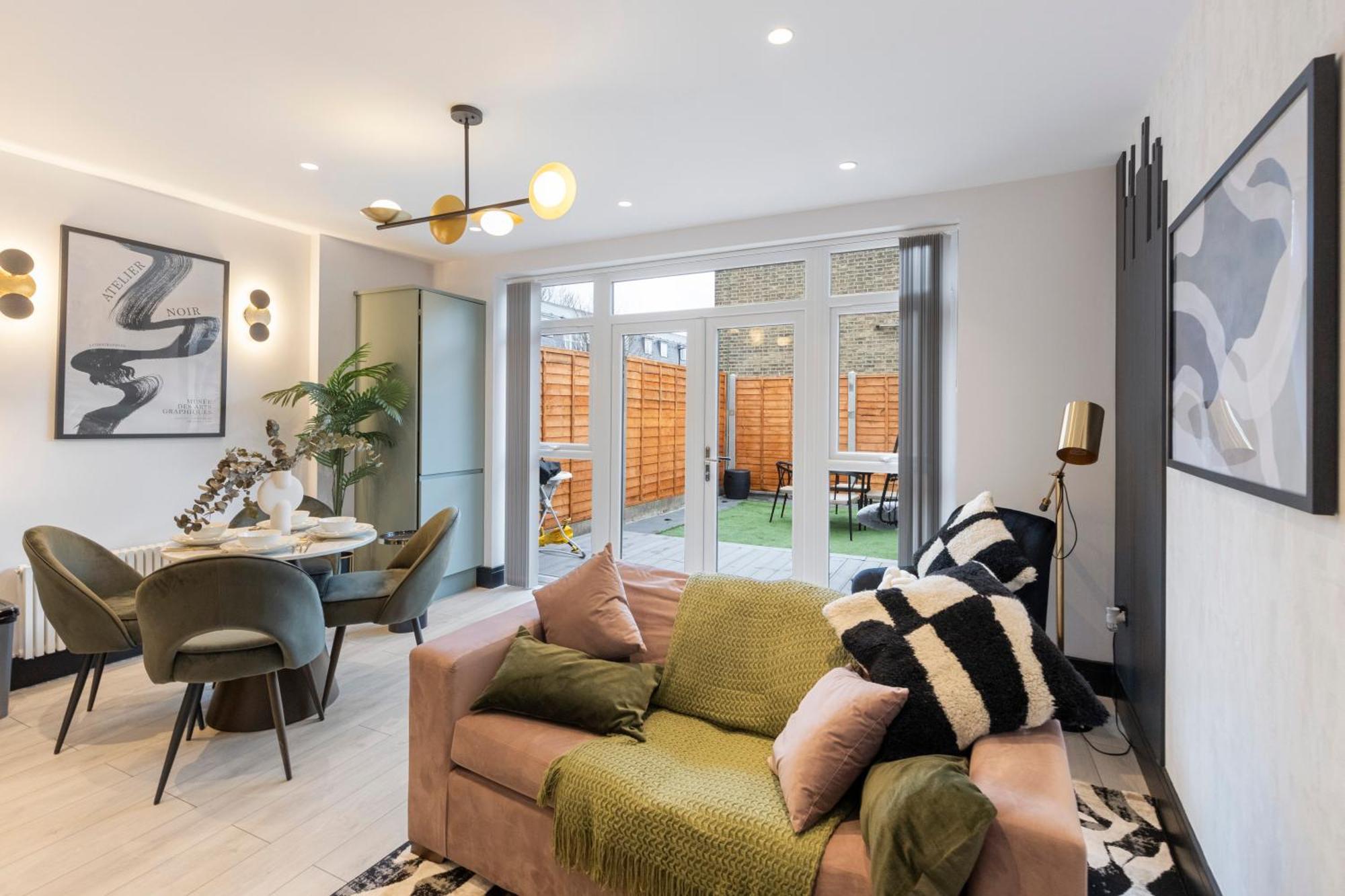 Unwind In Style 2Br With Cozy Backyard For Groups Apartment Лондон Екстериор снимка