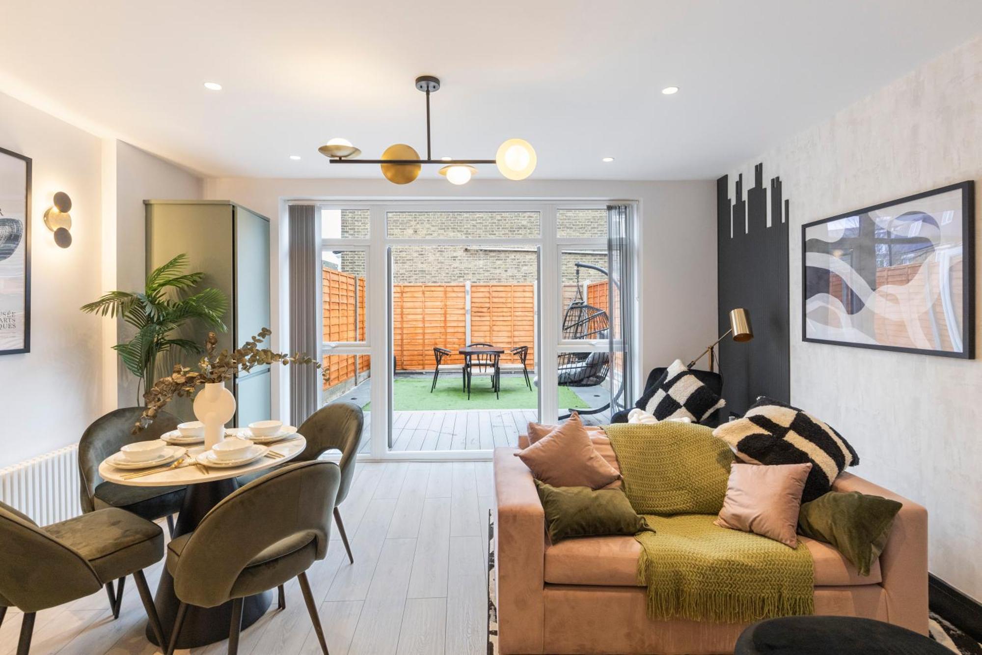 Unwind In Style 2Br With Cozy Backyard For Groups Apartment Лондон Екстериор снимка
