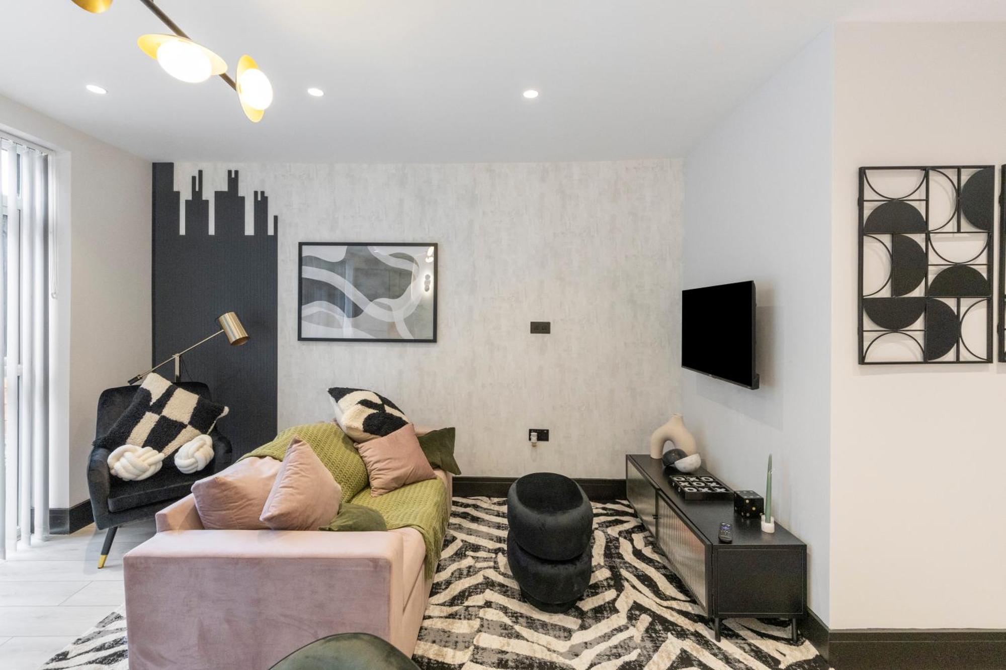 Unwind In Style 2Br With Cozy Backyard For Groups Apartment Лондон Екстериор снимка