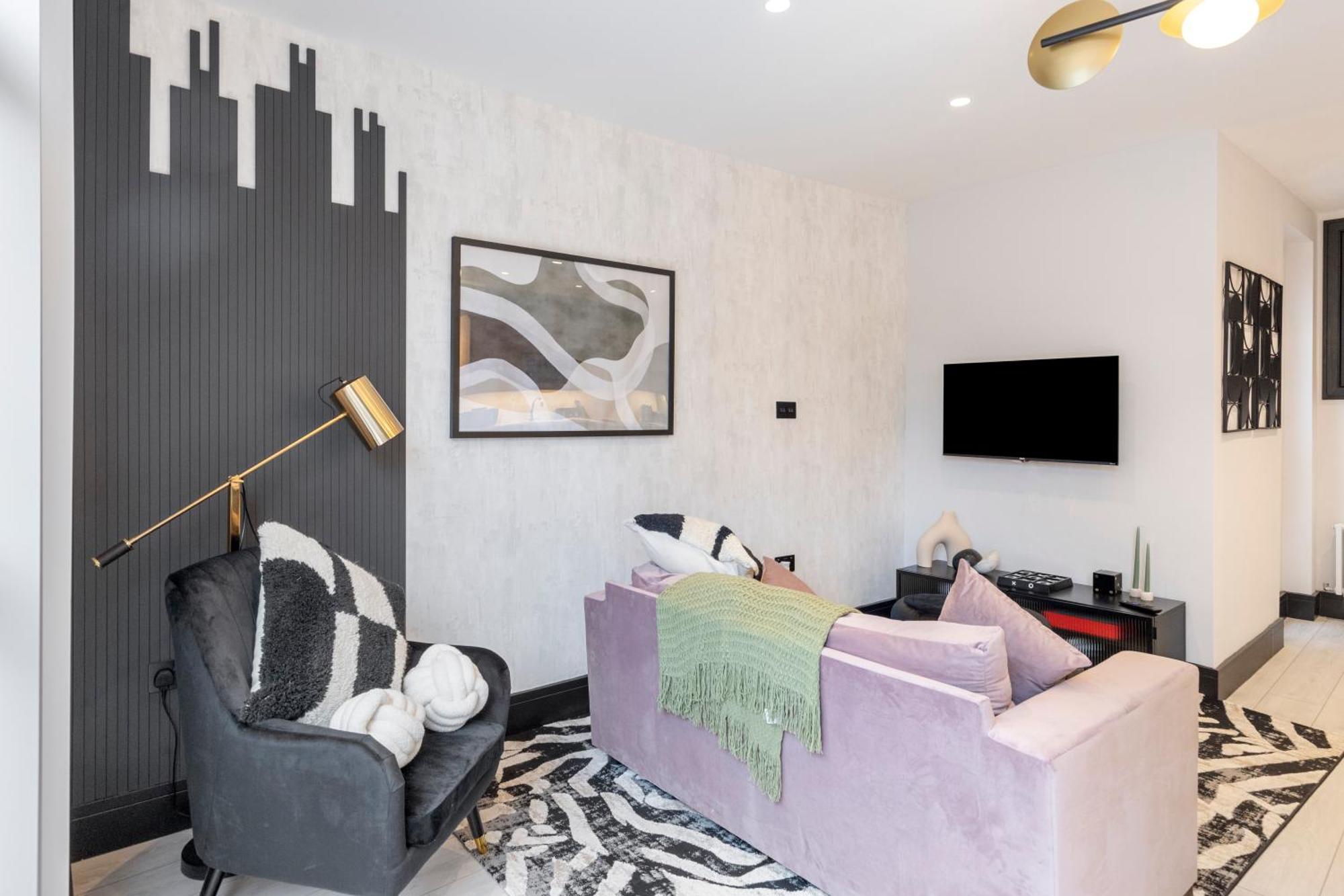 Unwind In Style 2Br With Cozy Backyard For Groups Apartment Лондон Екстериор снимка