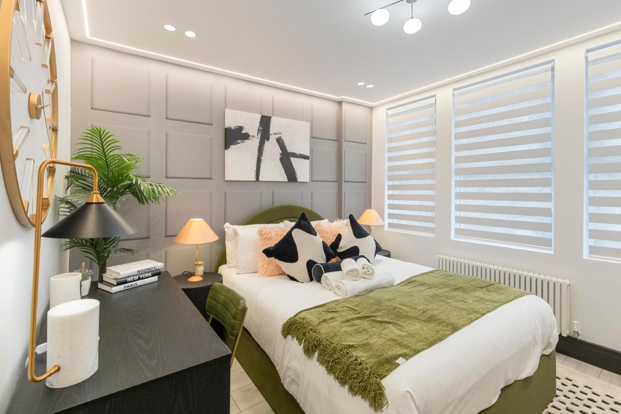 Unwind In Style 2Br With Cozy Backyard For Groups Apartment Лондон Екстериор снимка