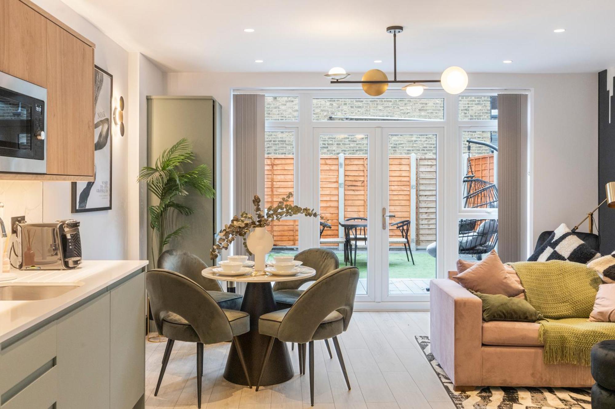 Unwind In Style 2Br With Cozy Backyard For Groups Apartment Лондон Екстериор снимка