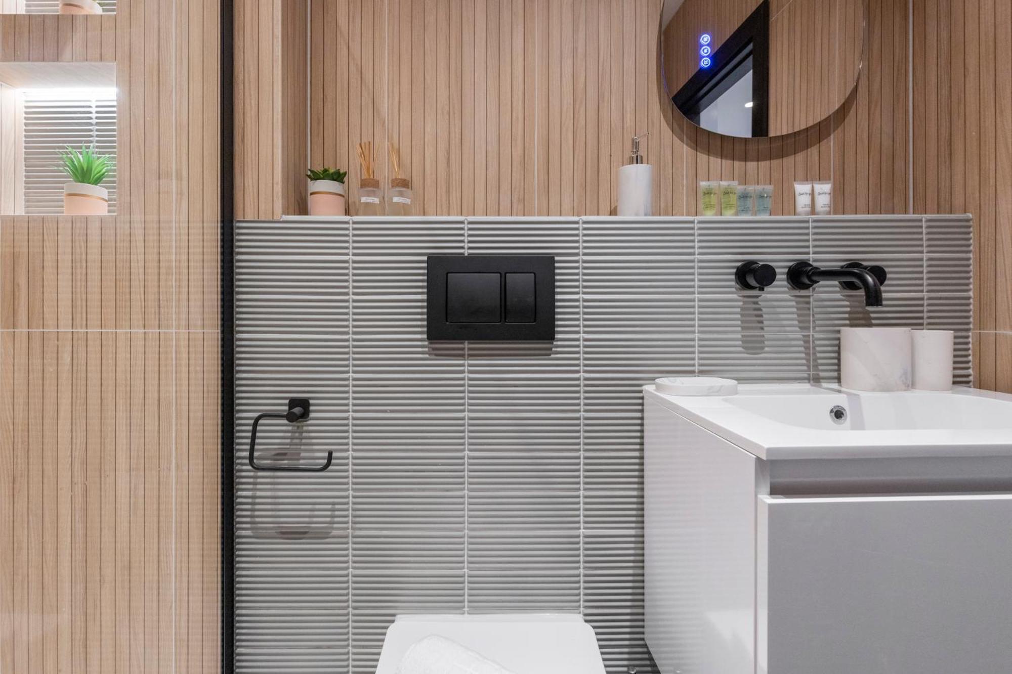 Unwind In Style 2Br With Cozy Backyard For Groups Apartment Лондон Екстериор снимка